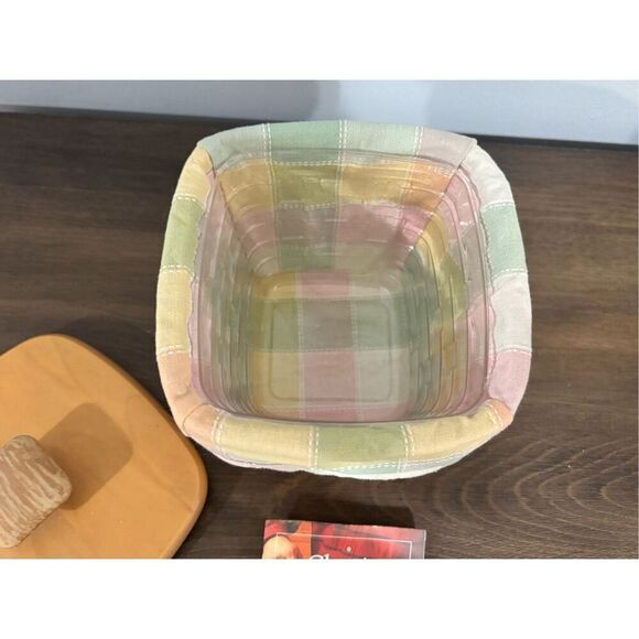 Longaberger basket with lid and pastel plaid fabric liner 2001 - Picture 4 of 10